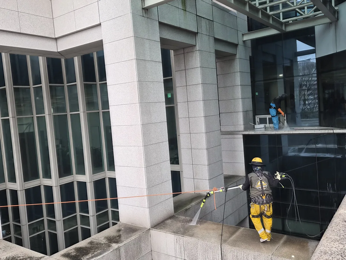 순창군 동계면 상가건물 옥상 파라펫 장비 주변 정밀 위생청소 사례 - 행진크린