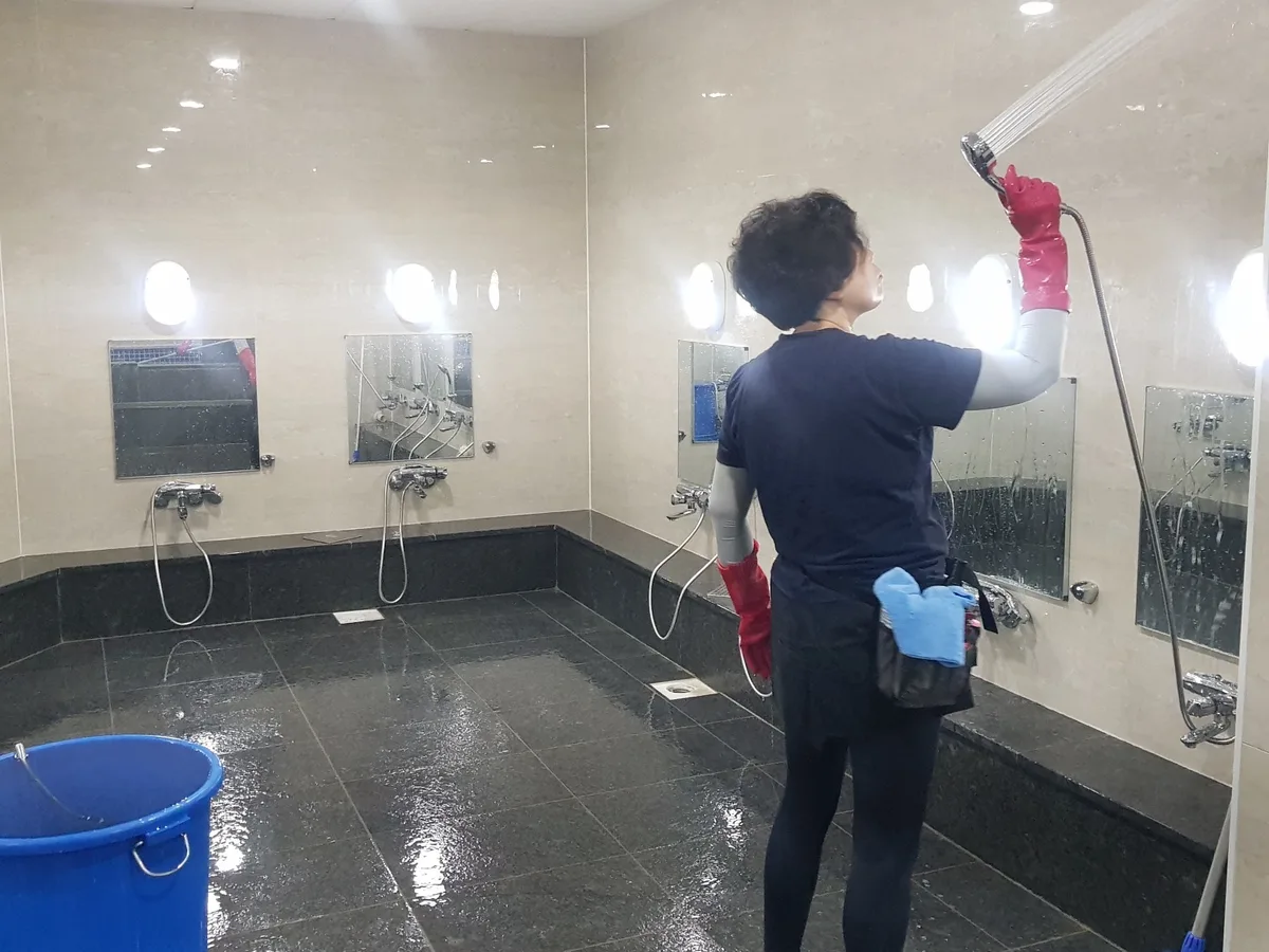 임실군 신평면 목욕탕 탈의실·파우더룸 바닥 위생청소 사례 - 행진크린