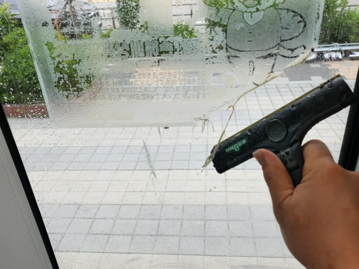부안군 주산면 상가 유리 스퀴지 위생청소 사례 - 행진크린